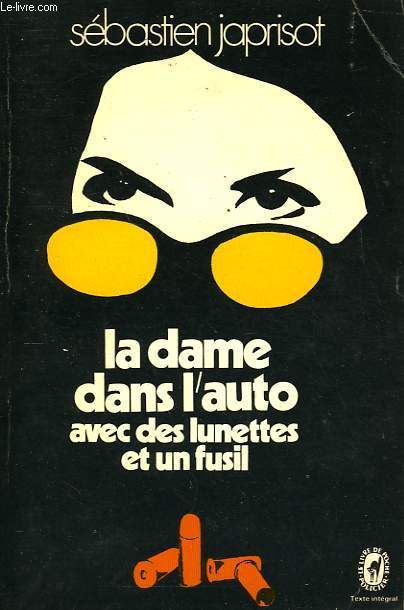 LA DAME DANS L'AUTO AVEC DES LUNETTES ET UN FUSIL